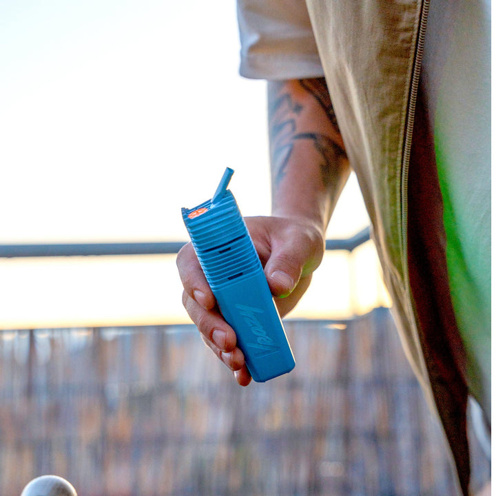 Veazy vaporizer storz and bickel dynamic blue in hand