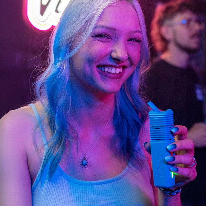 Veazy vaporizer storz and bickel dynamic blue woman holding