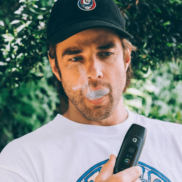 gpen dash plus vaporizer black held by man