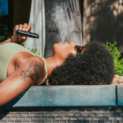 gpen dash plus vaporizer held by woman